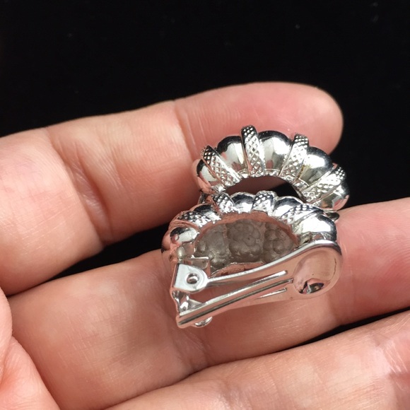 🖤NWOT💕L’Officiel clip earrings - Picture 5 of 12